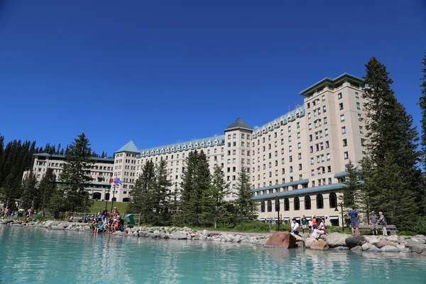 Pohled na slavné Fairmont zámek Lake Louise Hotel — Stock fotografie