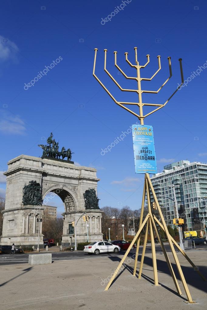 La plus grande Menorah du monde sur la Grand Army Plaza à Brooklyn