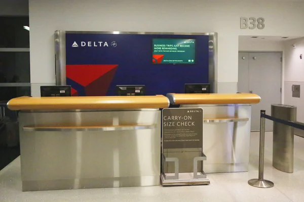 Banco Delta Airlines al gate del Terminal 4 dell'Aeroporto Internazionale John F Kennedy — Foto Stock