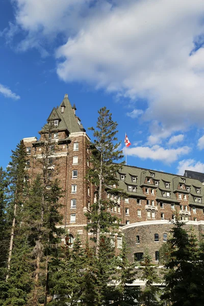 Отель Banff Springs в канадских Скалистых горах — стоковое фото