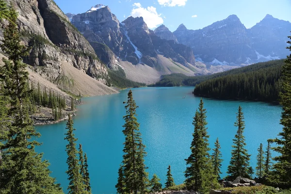 O belo Lago Moraine no Parque Nacional de Banff — Fotografia de Stock