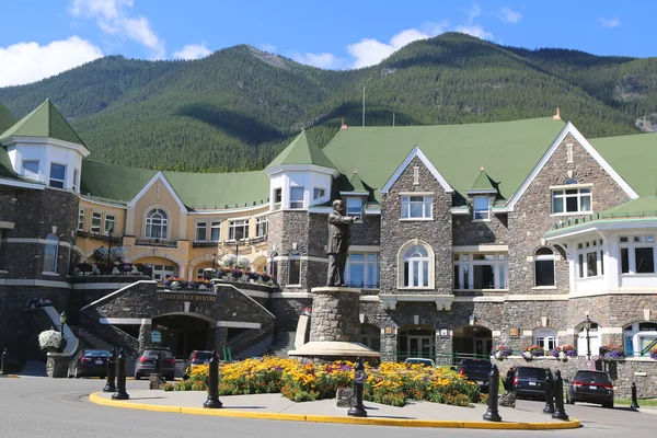 Hôtel Banff Springs dans les Rocheuses canadiennes — Photo