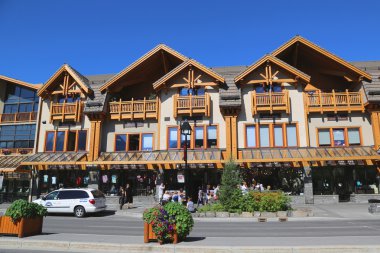 Banff Ulusal Parkı'nda ünlü Banff Avenue dükkanlarında