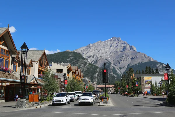 La famosa Banff Avenue nel Banff National Park — Foto Stock