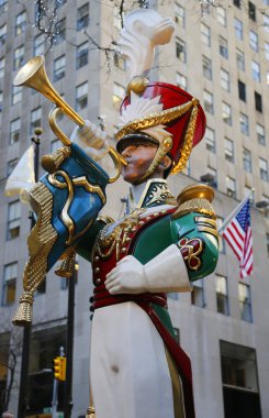 Ahşap oyuncak asker borazancı Noel dekorasyonu Midtown Manhattan Rockefeller Center