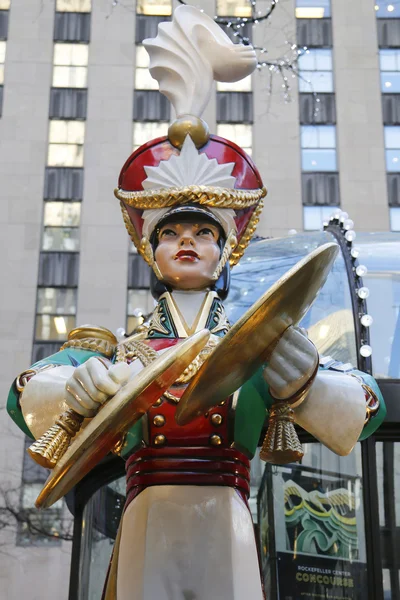 Houten speelgoed soldaat crash bekkens Kerstdecoratie op het Rockefeller Center in Midtown Manhattan — Stockfoto