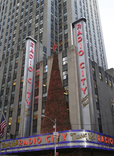 New york city helyszínétől, a radio city music hall-ban rockefeller center díszített karácsonyi díszek a Manhattan — Stock Fotó