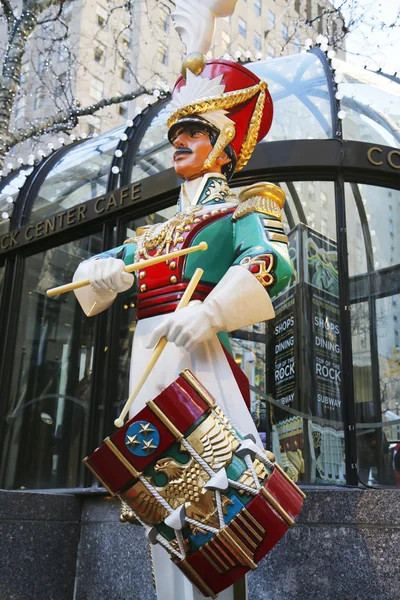 Trä soldat trummisen Juldekoration vid rockefeller center på manhattan — Stockfoto