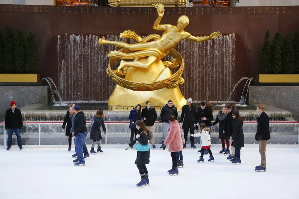 Centro Lower Plaza of Rockefeller con pista de patinaje sobre hielo y árbol de Navidad en Midtown Manhattan — Foto de Stock