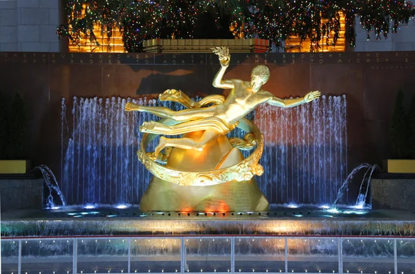 Standbeeld van prometheus op het lagere plaza van rockefeller center in midtown manhattan — Stockfoto