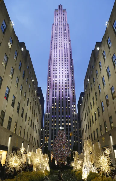 Angel Christmas Decorations and Christmas Tree at the Rockefeller Center in Midtown Manhattan — Stock Photo, Image