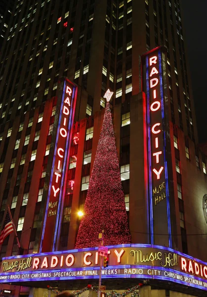 Monumento de la ciudad de Nueva York, Radio City Music Hall en Rockefeller Center decorado con decoraciones navideñas en Midtown Manhattan —  Fotos de Stock