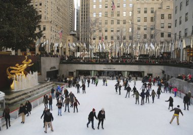 buz pateni pisti ve midtown manhattan'ın Noel ağacı ile alt plaza rockefeller center