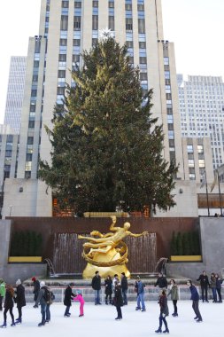 Rockefeller center Noel ağacı ve midtown Manhattan'ın alt plaza rockefeller Center prometheus heykeli