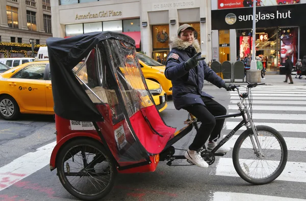 Niet-geïdentificeerde fiets riksja in Midtown Manhattan — Stockfoto