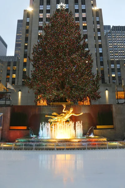 Rockefeller Center Christmas Tree and statue of Prometheus at the Lower Plaza of Rockefeller Center in Midtown Manhattan — Stock Photo, Image