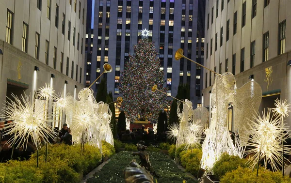 Angel Christmas Decorations and Christmas Tree at the Rockefeller Center in Midtown Manhattan — Stock Photo, Image