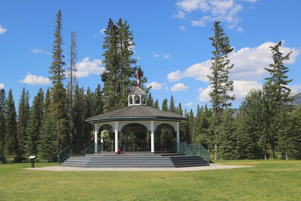 Słynny altanie w mieście Banff Central Park — Zdjęcie stockowe