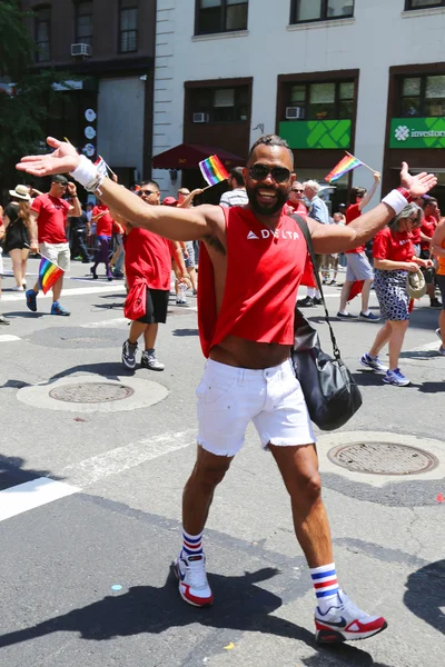 เดลต้าแอร์ไลน์ ผู้เข้าร่วมขบวนพาเหรดความภาคภูมิใจ LGBT ในนิวยอร์ก — ภาพถ่ายสต็อก