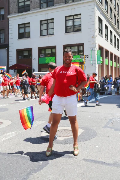 Participantes del Desfile del Orgullo LGBT de Delta Airlines en la ciudad de Nueva York — Foto de Stock