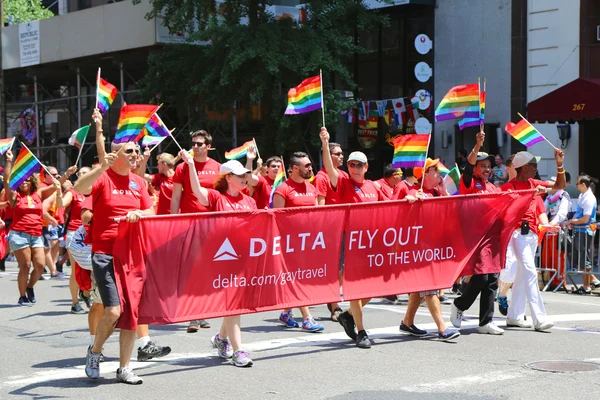 Delta airlines lgbt pride parade teilnehmer in new york city — Stockfoto