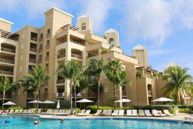 yedi mil sahilde yer alan ritz-carlton grand cayman lüks resort