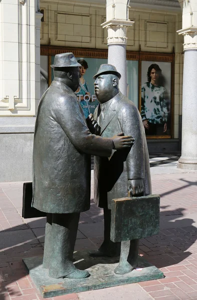 Escultura titulada "La conversación" por William McElcheran ubicada en el centro comercial Stephens Avenue — Foto de Stock