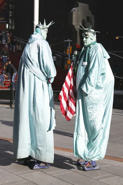 Bara i New York. Oidentifierade street artister klädd som en Frihetsgudinnan ibland Square på Manhattan — Stockfoto