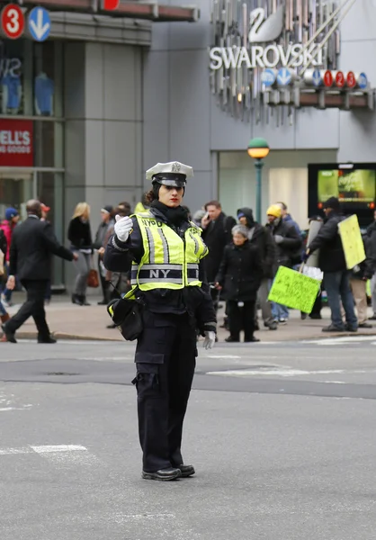 NYPD verkeer controle politieagent in Midtown Manhattan — Stockfoto