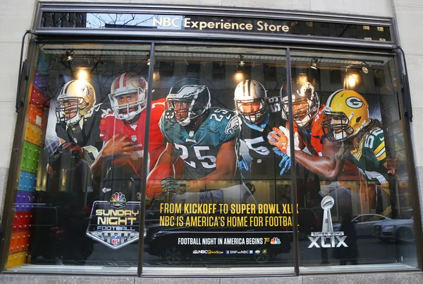 Esposizione vetrina NBC Experience Store decorata con logo NFL e Super Bowl XLIX nel Rockefeller Center — Foto Stock