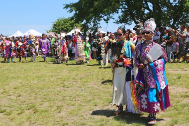 Nyc Pow Wow geçit töreni sırasında kimliği belirsiz Kızılderili kadın dansçılar