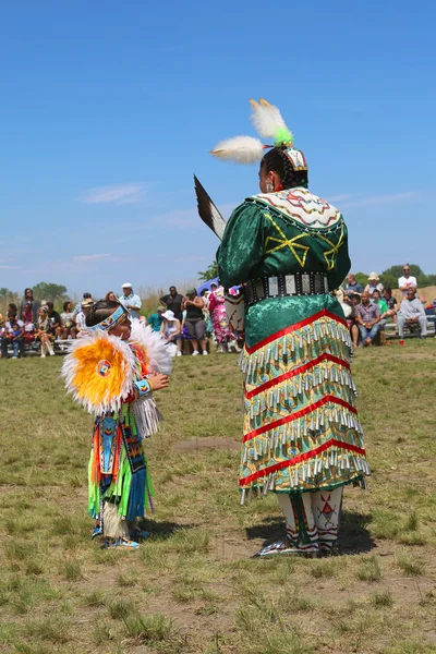 Dançarina nativa americana não identificada usa o tradicional vestido Pow Wow durante o NYC Pow Wow — Fotografia de Stock