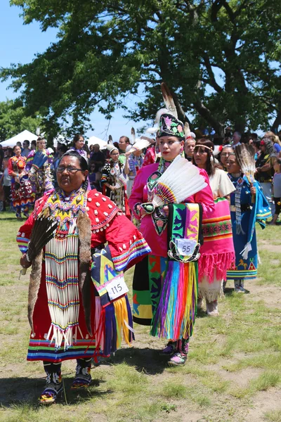 Niet-geïdentificeerde Native Amerikaanse vrouwelijke dansers tijdens Nyc Pow Wow parade — Stockfoto