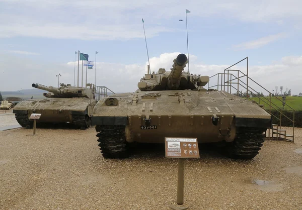 Israël gemaakt belangrijkste strijd tanks Merkava Mark Iii (L) en Mark Ii (R) tentoongesteld in het jad La-Sjirjon Armored Corps Museum — Stockfoto