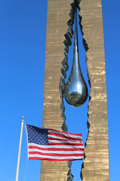 Bandera de Estados Unidos en el frente del memorial del 11 de septiembre "A la lucha contra el terrorismo mundial " — Foto de Stock