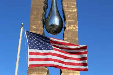 Amerikan bayrağı önünde Eylül 11 anma 