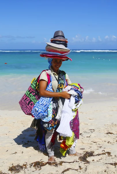 Venditore di spiaggia non identificato sulla spiaggia di Bavaro a Punta Cana — Foto Stock