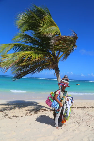 Unidentified beach vendor at Bavaro beach in Punta Cana — Stock Photo, Image