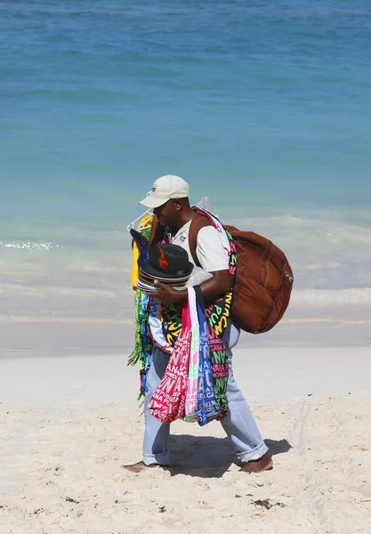 Неизвестный торговец пляжем на пляже Баваро в Пунта-Кане — стоковое фото