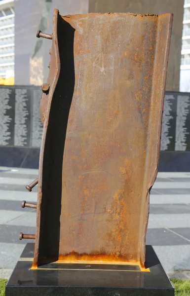 Стовпець із всесвітнім торговим центром сайту на Меморіал 11 вересня в Байонна, штат Нью-Джерсі — стокове фото