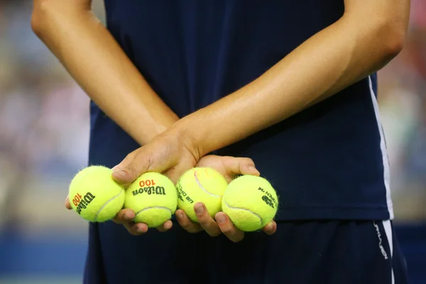 Bola de niño sosteniendo pelotas de tenis en el Billie Jean King National Tennis Center durante el Abierto de EE.UU. 2014 —  Fotos de Stock