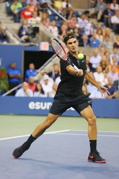 Dix-sept fois champion du Grand Chelem Roger Federer lors du match quart de finale à l'US Open 2014 contre Gael Monfils — Photo