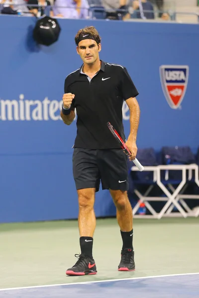 Dezessete vezes campeão do Grand Slam Roger Federer durante partida de quartas de final nos 2014 aberto contra Gael Monfils — Fotografia de Stock