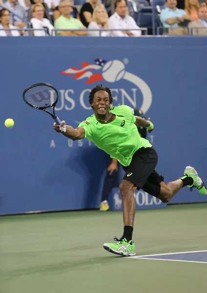 El tenista profesional Gael Monfis durante el partido de cuartos de final contra el diecisiete veces campeón del Grand Slam Roger Federer en el US Open 2014 — Foto de Stock