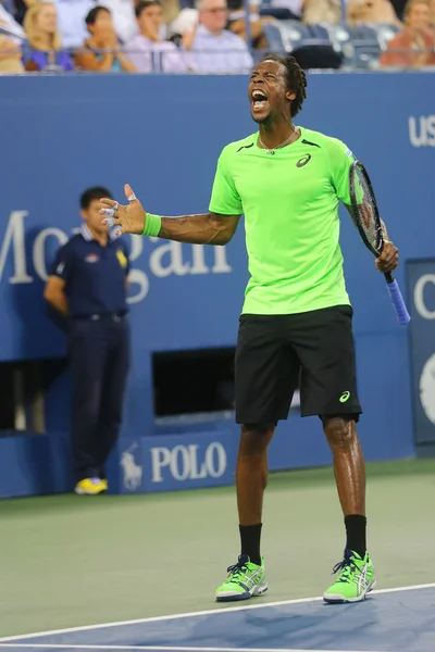 Professionell tennisspelare Gael Monfis under kvartsfinalen match mot sjutton gånger Grand Slam mästare Roger Federer på oss öppna 2014 — Stockfoto