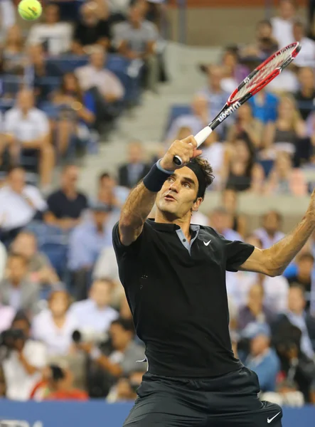 Dezessete vezes campeão do Grand Slam Roger Federer durante partida de quartas de final nos 2014 aberto contra Gael Monfils — Fotografia de Stock