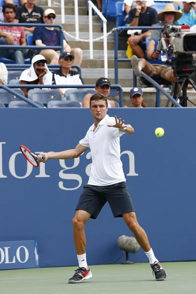 Professionele tennisspeelster Gilles Simon uit Frankrijk tijdens ronde 4 wedstrijd tegen ons Open 2014 kampioen Marin Cilic — Stockfoto