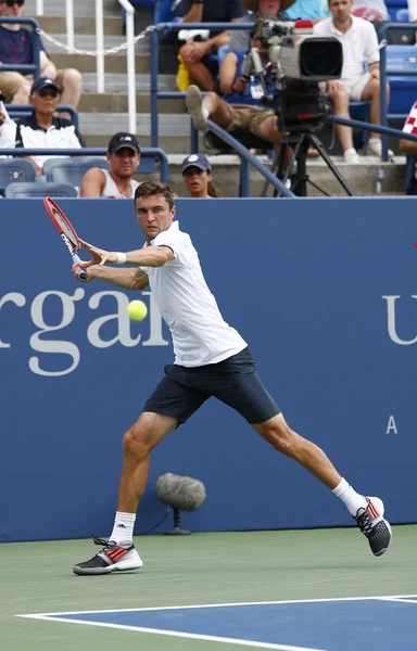 Le joueur de tennis professionnel Gilles Simon de France lors de la quatrième manche contre le champion de l'US Open 2014 Marin Cilic — Photo