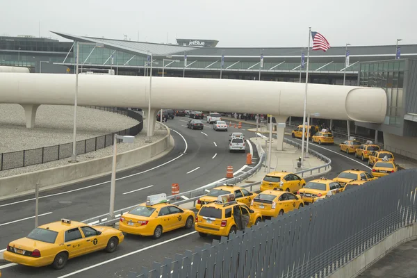 Нью-йоркская линия рядом с пятым терминалом JetBlue в международном аэропорту имени Джона Кеннеди — стоковое фото