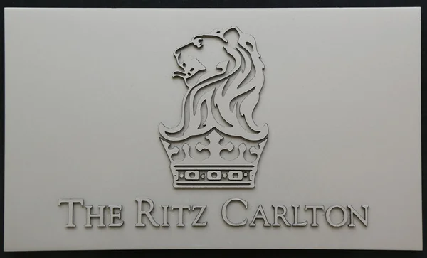 Het Ritz-Carlton teken in Herzliya Marina — Stockfoto